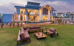 StayVista at The Francolin Farm with Pool &Jacuzzi
