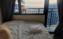 Modern 1br Condo w/ Balcony Near Airport & Sky Way
