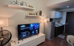 Modern 1br Condo w/ Balcony near Airport & Sky Way