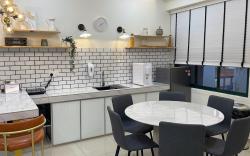 Gracious ~ Walking Distance to SEE, SHOP and EAT