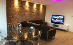 Cozy60sqm 1BR blcony/prking/Wifi/Ntflix nr Mall QC