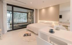 Albescent Poolvilla