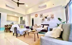 Top floor* Boho 3BR Suite by Happy Living