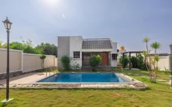 JhilMil Pool Villa by StayJade| 2BHK| Lawn