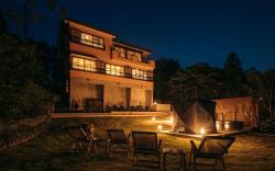 Adult Playground! Sauna, Poker, BBQ