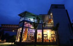 Taroko Manbo Beach Homestay (Wu Yue Pavilion)