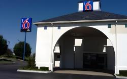 Motel 6 Dickson, TN