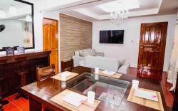 TAGAYTAY CITY CHALET FREE WIFI+NETFLIX