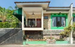 Urbanview Resort Syariah Khansa Cisarua Puncak by RedDoorz