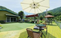 Gapyeong Chorok Jeongwon Gyegok Dokchae Pension