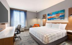 La Quinta Inn & Suites by Wyndham Mount Laurel / Moorestown