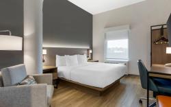 Comfort Inn & Suites Newark Liberty International Airport