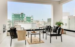 Sanders Premier - Lovely 2 bdr. apt. with balcony
