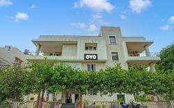 Super OYO 814916 Indra Suites