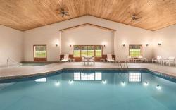 Country Inn & Suites by Radisson, Detroit Lakes, MN