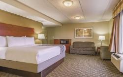La Quinta Inn & Suites by Wyndham Cleveland Airport West
