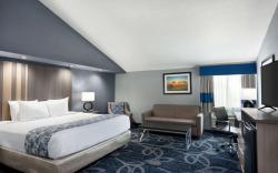 Baymont Inn & Suites Shawnee