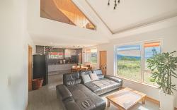 D-Tong Aewol Jungsan Valley Saebyeol Oreum Sea View, Duplex, Beautiful Private House with Garden