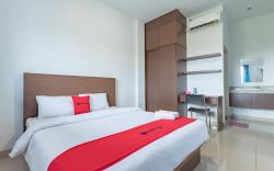 RedDoorz Plus near Kepri Mall
