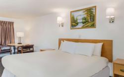 Americas Best Value Inn & Suites Hyannis Cape Cod