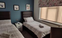 Apple House Wembley Twin Room shared bathroom