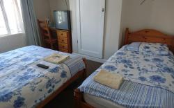 Comfortable Family room with Tv, Free Fast Wifi, Sleeps 3