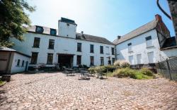 Le Domaine Du Château Blanc à 10 minutes de Pairi Daiza
