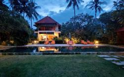 Strandvilla mit Pool & tropischem Garten–Bali-Oase