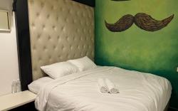 Moustachz Hauze