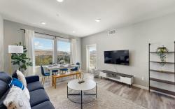 Designer Apt  with Jacuzzi  Pool   Mountain Views