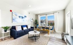 Designer Apt  with Jacuzzi  Pool   Mountain Views