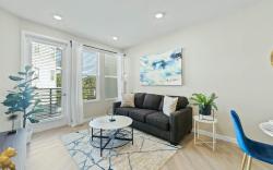 Designer Apt  with Jacuzzi  Sky Lounge  Gym Access
