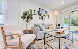 Charming Florida Beach Home w  King Bed  Patio