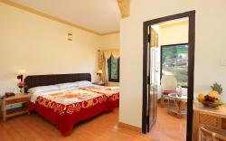 Goroomgo Poopada Resort Kerala
