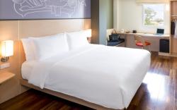 Ibis Vientiane Nam Phu Hotel