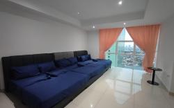 KSL Luxe 4 Bedroom Retreat: 8 Queens 8-16pax Lv20