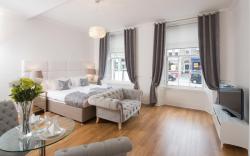 Edinburgh Castle Apartments & Suites