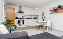 Central Modern Flat, Sleeps 6 - Dedicated Parking - From £125 Per Night