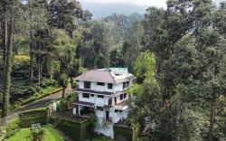 T Cherry Villa by Le Montfort