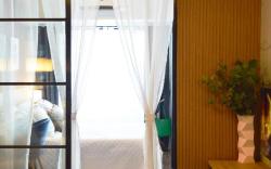 Modern 1br Condo w/ View near Airport & Sky Way 11