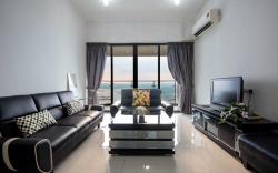 Chic 3BR in Danga Bay with Water Views & Parking