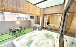 MWHolidayA2003a{PrivateJaccuzi}FunBubbleFamilyVila