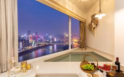 S日出&网红江景浴缸/近地铁站/洪崖洞/270度落地窗观重庆夜景大床房