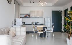 Modern 2Bedroom Urban Suite by Fantabulous Home