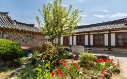 Gyeongju Stone Lantern Home Hanok Stay