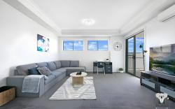 Wentworthville 2 Bed 1 Bath Apt Street Parking