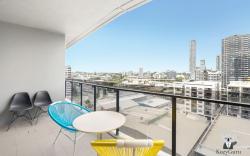 South Brisbane  Kozy 2 Bedrooms APT + FREE Parking