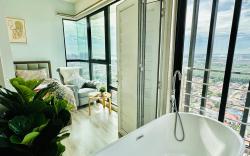 Mosaic Sky High 3BR: Level 32 Comfort with Bathtub