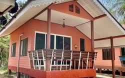 At tree Resort บ้านกรูด - หลังใหญ่กลาง (2ห้องนอน)