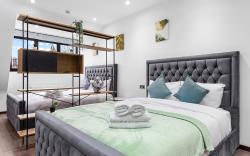 Modern Spacious Suite Sleeps 4 in Central London